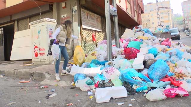 Maltepe'de çöpleri toplamaya giden İBB ekipleri ile grev yapan işçiler arasında arbede çıktı