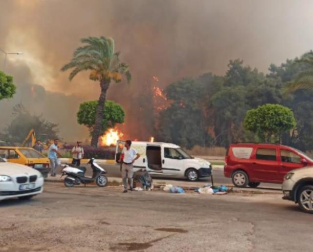 Manavgat'ta vatandaşlar su şişeleriyle alevlere müdahale ediyor