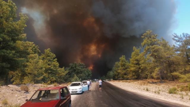 Manavgat'ta vatandaşlar su şişeleriyle alevlere müdahale ediyor