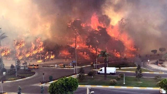 Manavgat'ta vatandaşlar su şişeleriyle alevlere müdahale ediyor Manavgat'ta vatandaşlar su şişeleriyle alevlere müdahale ediyor