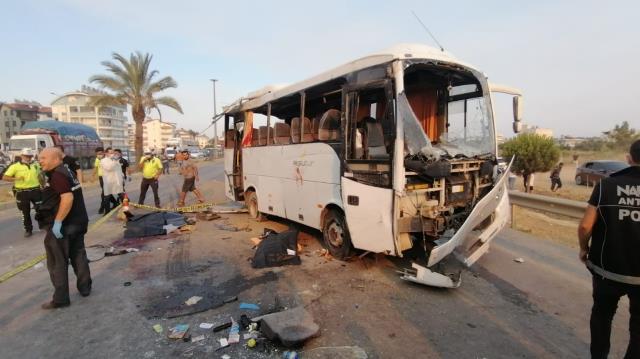 Antalya'da tur midibüsünün devrilmesi sonucu 3 kişi öldü, 16 kişi yaralandı