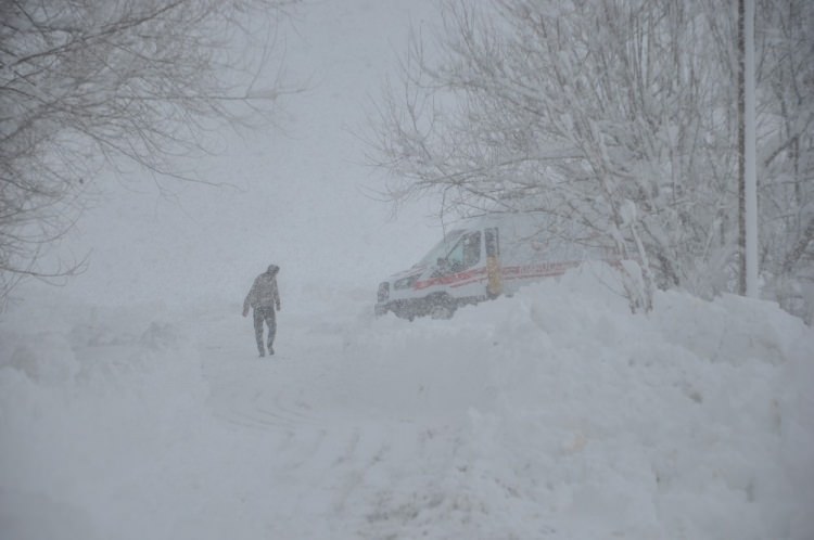 <p>İlçe merkezine yaklaşık 14 kilometre mesafede bulunan ve yolu kar nedeniyle kapalı olan Kadı köyünde yaşayan Eylül (4) ve Ayvaz (5) Fidan kardeşlerin aniden ateşi yükseldi. </p>
