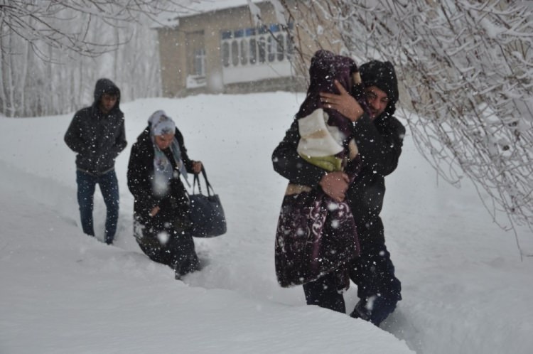<p>Haber verilmesi üzerine hemen harekete geçen 112 Acil Servis ekipleri, kardan dolayı kapalı olan ve yoğun tipi altında olan yolu geçemeyince Yüksekova Özel idaresi ekibinden destek istedi.</p>
