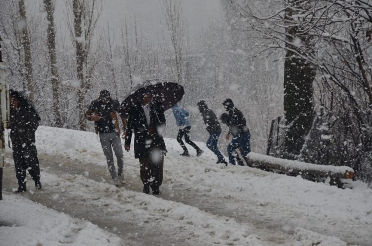 <p><strong>Şırnak</strong></p>

<p>Şırnak’ın Beytüşşebap ilçesinde dün akşamdan beri etkili olan kar yağışı ilçeyi beyaza bürüdü. Taşımalı eğitimin yapıldığı bölgelerde eğitime bir gün ara verildi.<br />
 </p>
