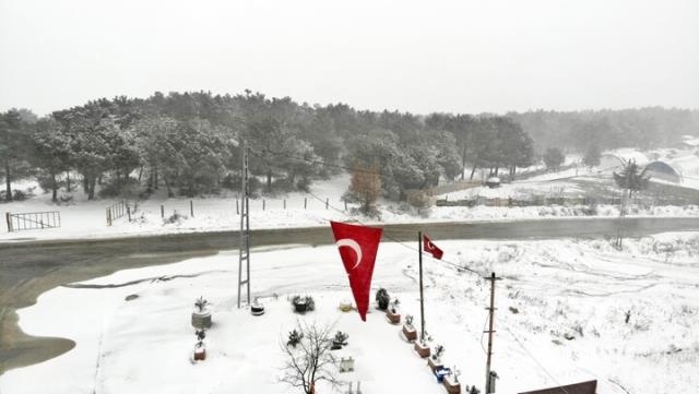 Meteoroloji'nin günlerdir uyardığı İstanbul'da vatandaşlar masal gibi bir sabaha uyandı