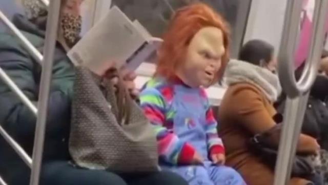 Metroda Chucky kostümlü sosyal deney! Kadınlara yönelik tacizde farkındalık oluşturmak istendi