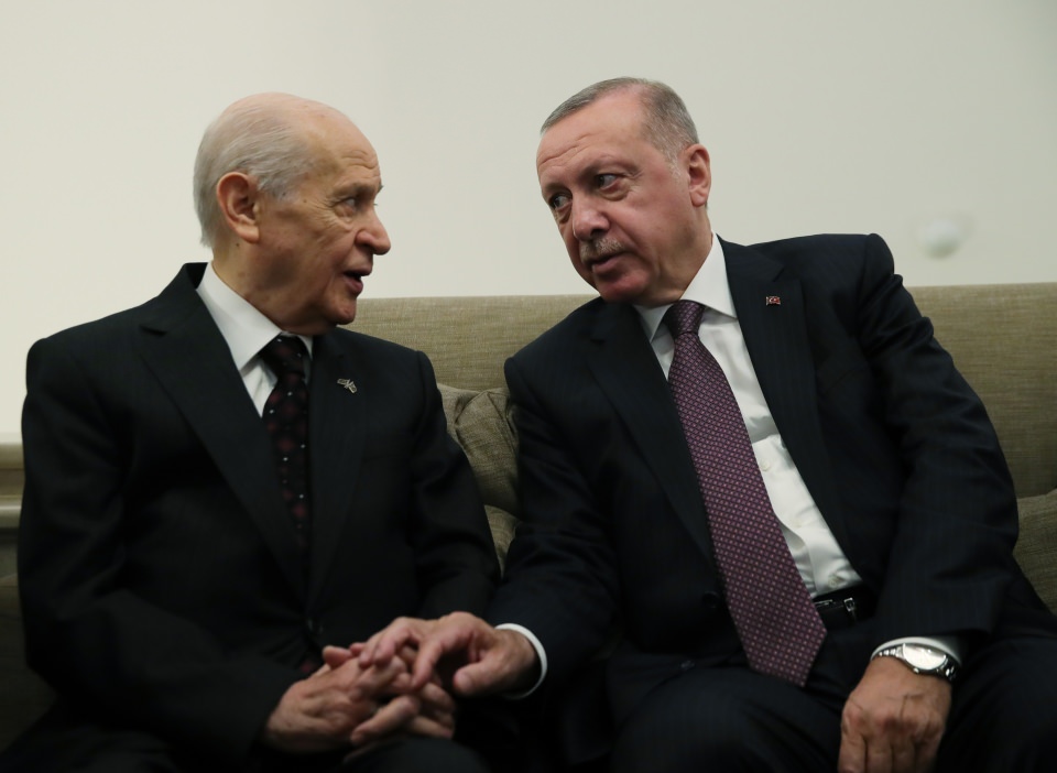 <p>Rahatsızlığı sonrası uzun bir aradan sonra Meclis'e gelen Bahçeli, milletvekilleriyle birlikte muhalefet kulisinde oturdu.</p>
