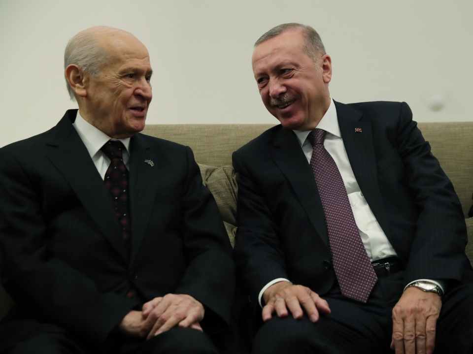 <p>Burada çay içen Bahçeli'ye Meclis'te bulunan bakanlar ve milletvekilleri 'geçmiş olsun' dileğinde bulundu. </p>
