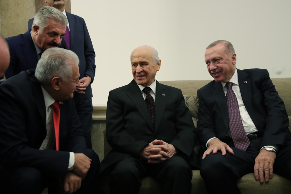 <p>Cumhurbaşkanı Erdoğan da grup toplantısının ardından Devlet Bahçeli'nin yanına geldi. Erdoğan ve Bahçeli, bir süre sohbet etti. </p>
