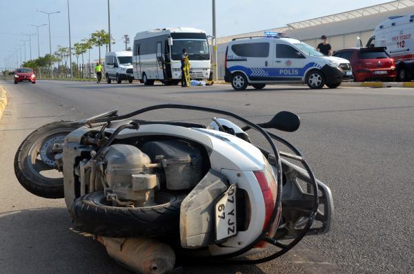 Midibüsle çarpışan motosikletteki anne feci şekilde hayatını kaybetti