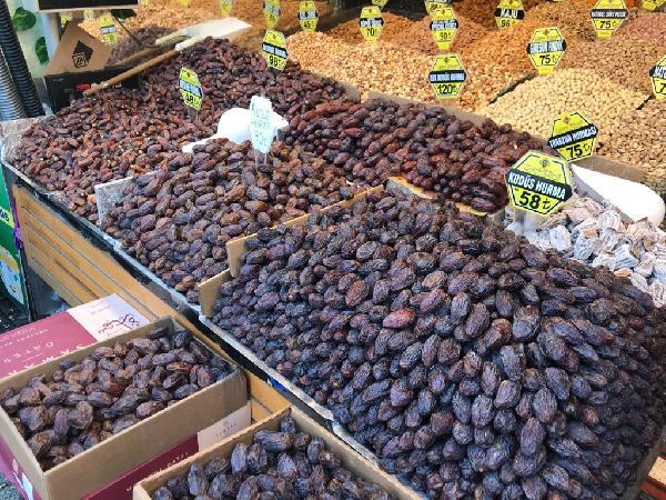 Mısır Çarşısı'nın en pahalı hurması: Tanesi 5 liraya satılıyor