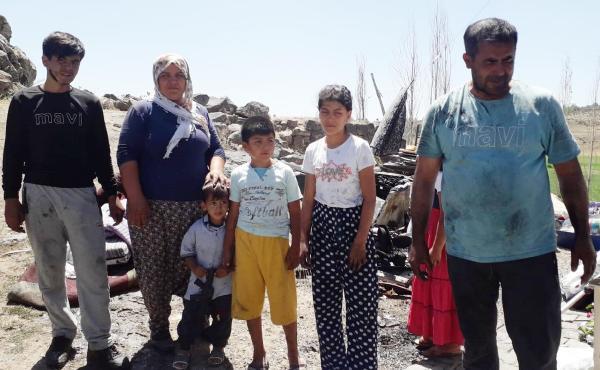 Mutfakta patlayan buzdolabı evi kül etti, çocuklarını pencereden atarak kurtardı