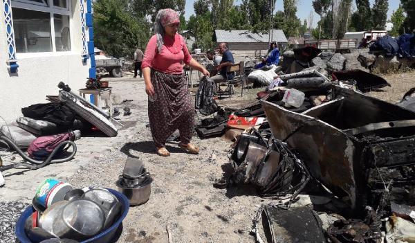 Mutfakta patlayan buzdolabı evi kül etti, çocuklarını pencereden atarak kurtardı