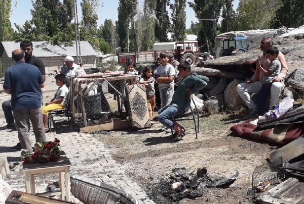 Mutfakta patlayan buzdolabı evi kül etti, çocuklarını pencereden atarak kurtardı