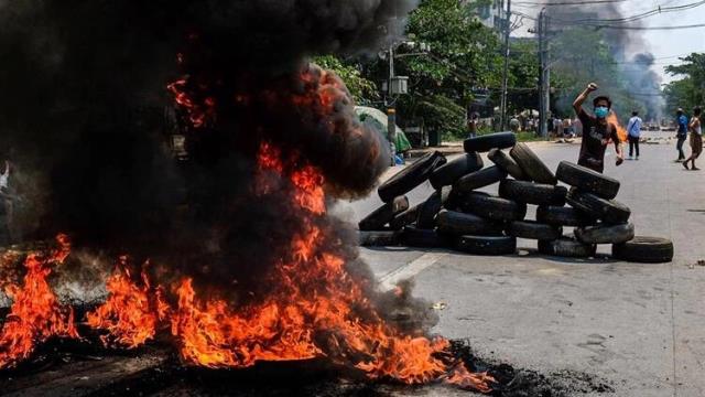Myanmar'da bugünkü protestolarda güvenlik güçlerinin müdahalesi sonucu ölenlerin sayısı 100'e yükseldi.