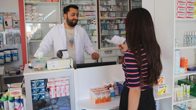Nazım Hikmet'in dizelerinden etkilenen eczacı, 2 bin 85 liralık aşıyı ücretsiz yapmaya başladı Nazım Hikmet'in dizelerinden etkilenen eczacı, 2 bin 85 liralık aşıyı ücretsiz yapmaya başladı