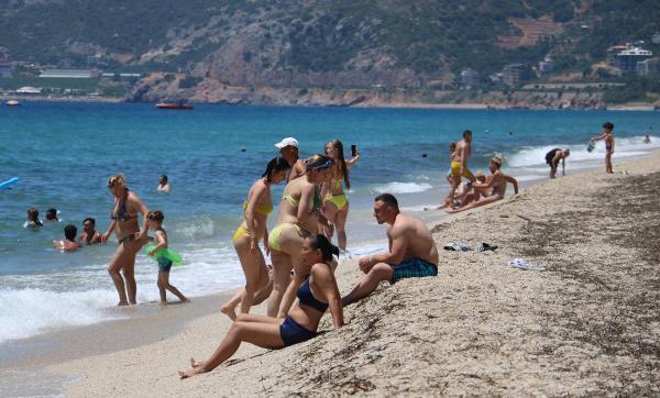 Normalleşme dönemi başladı, vatandaşlar plajlara akın etti