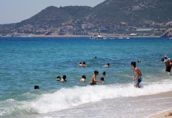 Normalleşme dönemi başladı, vatandaşlar plajlara akın etti Normalleşme dönemi başladı, vatandaşlar plajlara akın etti
