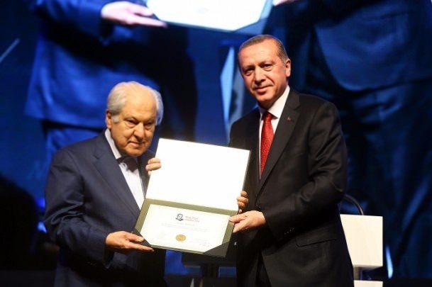 <p>Pakdil, 25 Aralık 2015'te düzenlenen Star Gazetesi Necip Fazıl Ödülleri Takdim Töreninde ''Necip Fazıl Saygı Ödülü''nü Cumhurbaşkanı Recep Tayyip Erdoğan'ın elinden aldı.</p>
