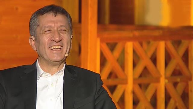 Öğrenciden Bakan Selçuk'u sıkıştıran soru! 'Yardımcılarım anlatmamı istemiyor ama' dedikten sonra öğrencilik dönemini anlattı