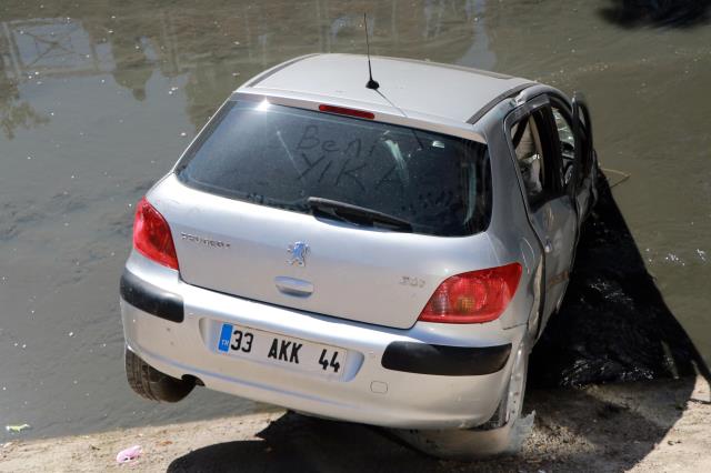 Genç kız, otomobiliyle su kanalına uçtu