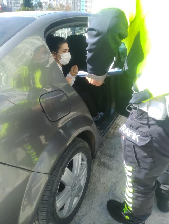 Genç kız, otomobiliyle su kanalına uçtu