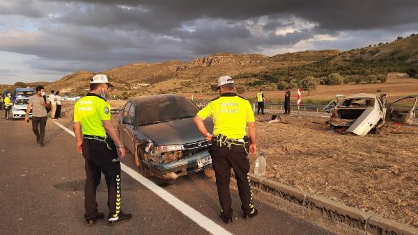 Otomobillerin çarpışmasıyla camdan fırladılar: 4 ölü Otomobillerin çarpışmasıyla camdan fırladılar: 4 ölü