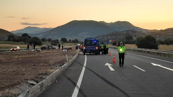 Otomobillerin çarpışmasıyla camdan fırladılar: 4 ölü