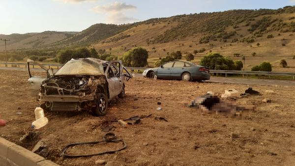 Otomobillerin çarpışmasıyla camdan fırladılar: 4 ölü