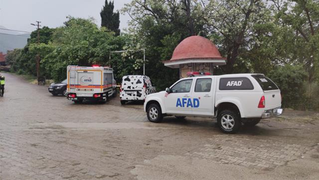 Paraşütle dağdan atlayan adam, olumsuz hava koşulları nedeniyle gözden kayboldu Paraşütle dağdan atlayan adam, olumsuz hava koşulları nedeniyle gözden kayboldu