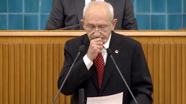 Parti grubunda Kılıçdaroğlu'nun zor anları! Sesi gitti, salondakiler alkışlarla destek oldu Parti grubunda Kılıçdaroğlu'nun zor anları! Sesi gitti, salondakiler alkışlarla destek oldu