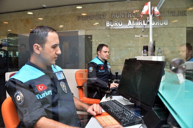 <p>Havalimanılarına pasaport polisinden memnuniyeti değerlendiren cihazlardan sonra pasaport polisinin kıyafeti de değişti. Hudut  kapılarında 100 milyondan fazla yolcuyu karşılayan pasaport polisleri artık özel tasarım polis yeleği giyiyor. Turkuaz renkli yeni yeleklerin ön kısmında “Turkey” yazısı bulunuyor. </p>
