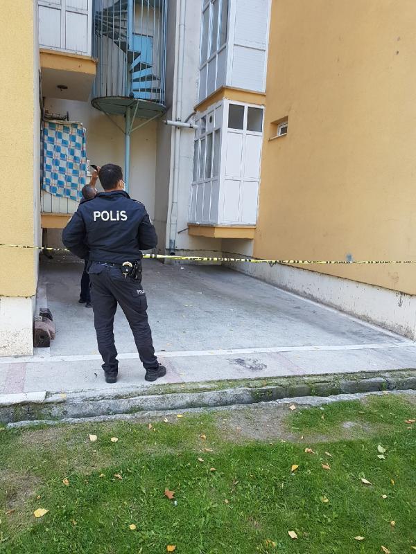 Pencereden düşen oğul öldü, kalp krizi geçiren anne tedavide