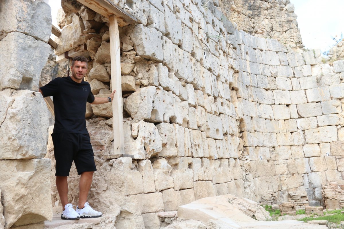 Podolski, Patara nın tanıtımı için kamera karşısında #2