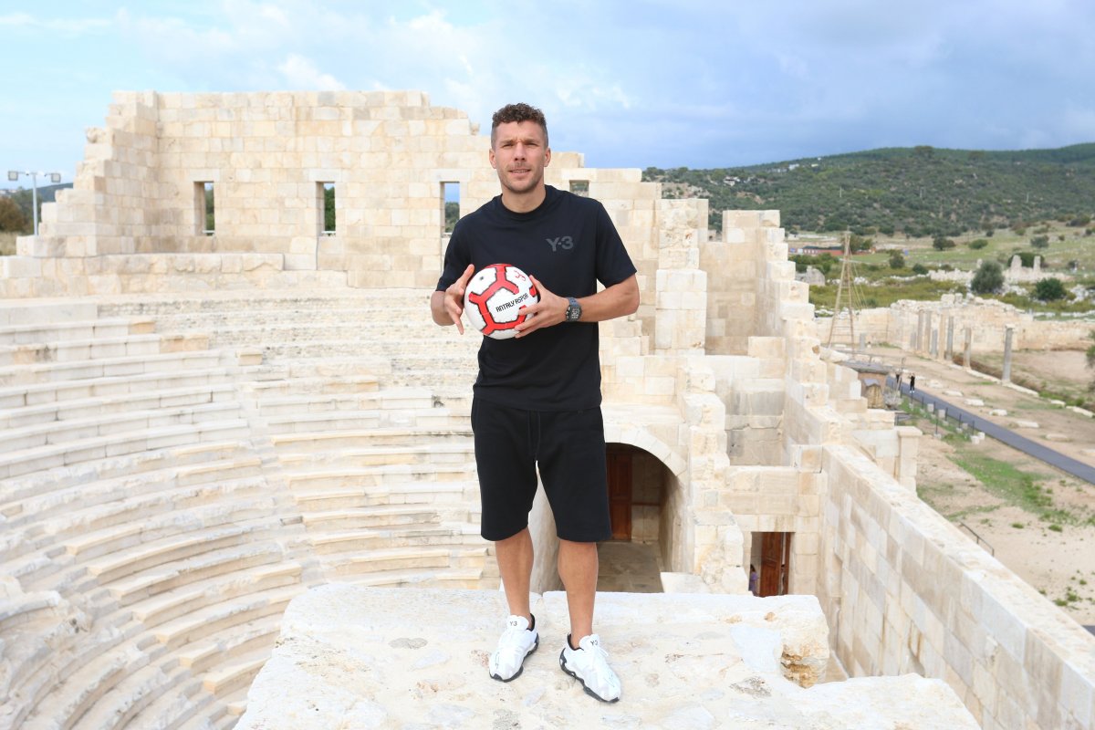 Podolski, Patara nın tanıtımı için kamera karşısında #3