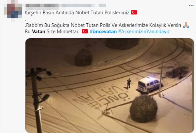 Polis memuru karla kaplı yola 'Önce Vatan' yazdı! Görüntü sosyal medyada beğeni rekoru kırdı
