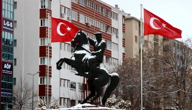 Polis memuru karla kaplı yola 'Önce Vatan' yazdı! Görüntü sosyal medyada beğeni rekoru kırdı