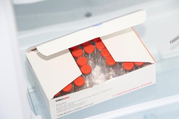 Prof. Dr. Taşova: Aşı yapılan kişilerde kolda ağrı, sıcaklık, şişlik, baş ağrısı yaşanabilir Prof. Dr. Taşova: Aşı yapılan kişilerde kolda ağrı, sıcaklık, şişlik, baş ağrısı yaşanabilir