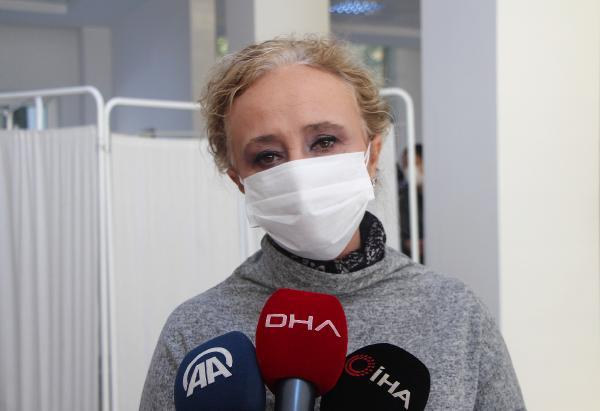 Prof. Dr. Taşova: Aşı yapılan kişilerde kolda ağrı, sıcaklık, şişlik, baş ağrısı yaşanabilir Prof. Dr. Taşova: Aşı yapılan kişilerde kolda ağrı, sıcaklık, şişlik, baş ağrısı yaşanabilir