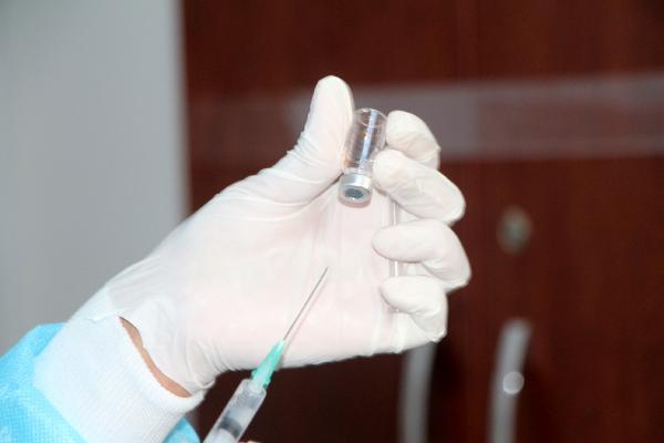 Prof. Dr. Taşova: Aşı yapılan kişilerde kolda ağrı, sıcaklık, şişlik, baş ağrısı yaşanabilir Prof. Dr. Taşova: Aşı yapılan kişilerde kolda ağrı, sıcaklık, şişlik, baş ağrısı yaşanabilir