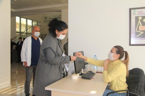 Prof. Dr. Taşova: Aşı yapılan kişilerde kolda ağrı, sıcaklık, şişlik, baş ağrısı yaşanabilir Prof. Dr. Taşova: Aşı yapılan kişilerde kolda ağrı, sıcaklık, şişlik, baş ağrısı yaşanabilir