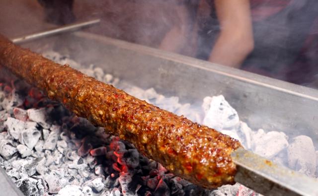 Restoranların açılışını 35 metrelik kebap yaparak kutladı