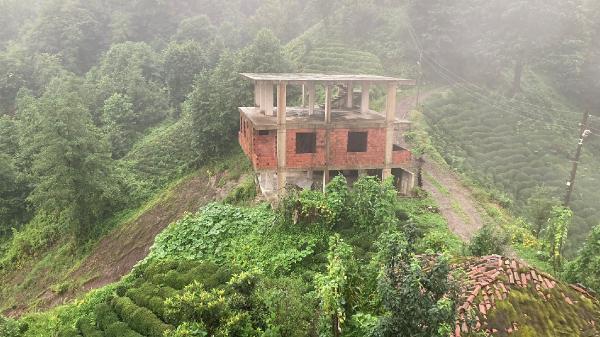 Rize'de 3 katlı bina heyelanda sürüklendi