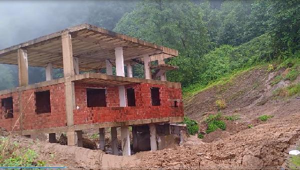 Rize'de 3 katlı bina heyelanda sürüklendi
