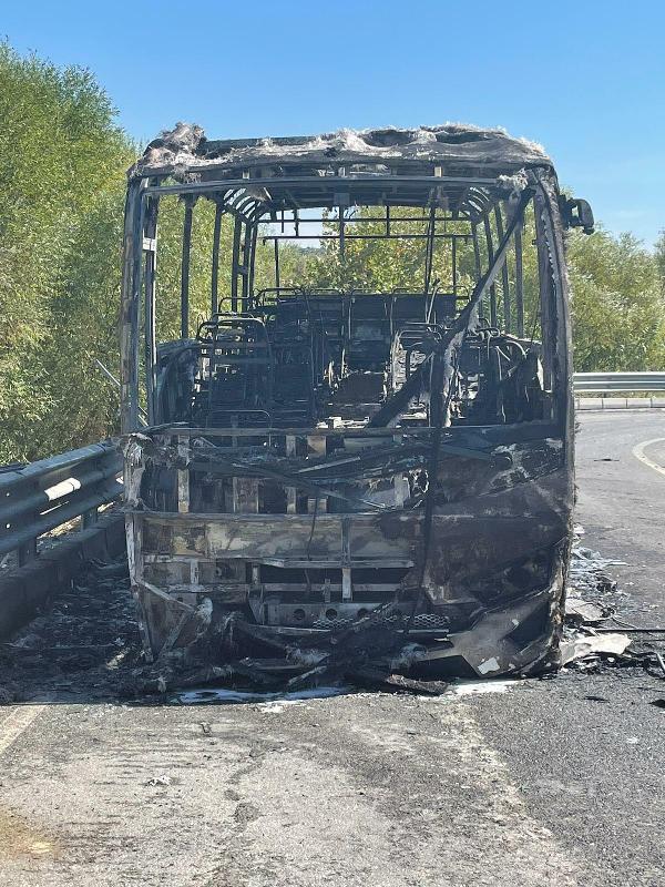 Rus turistleri taşıyan midibüs alev alev yandı