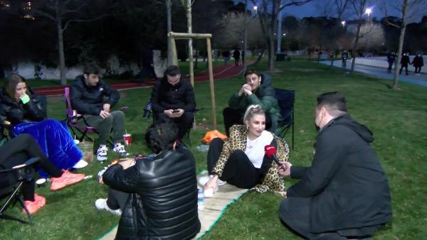 Sahil kenarında piknik yapan İrem Derici'den kendisini uyaran muhabire sert tepki: Gidin şikayet edin