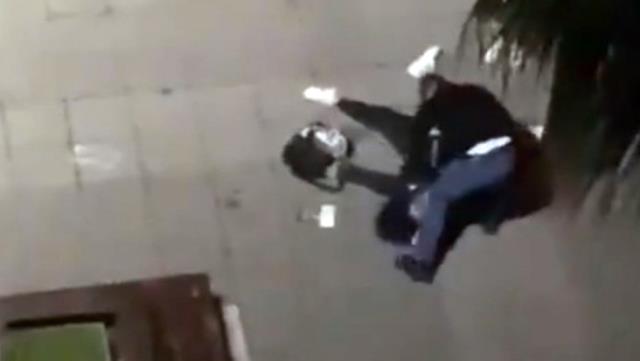 Samsun'da eski eşine şiddet uygulayan kocanın darp edildiği anın görüntüleri ortaya çıktı Samsun'da eski eşine şiddet uygulayan kocanın darp edildiği anın görüntüleri ortaya çıktı