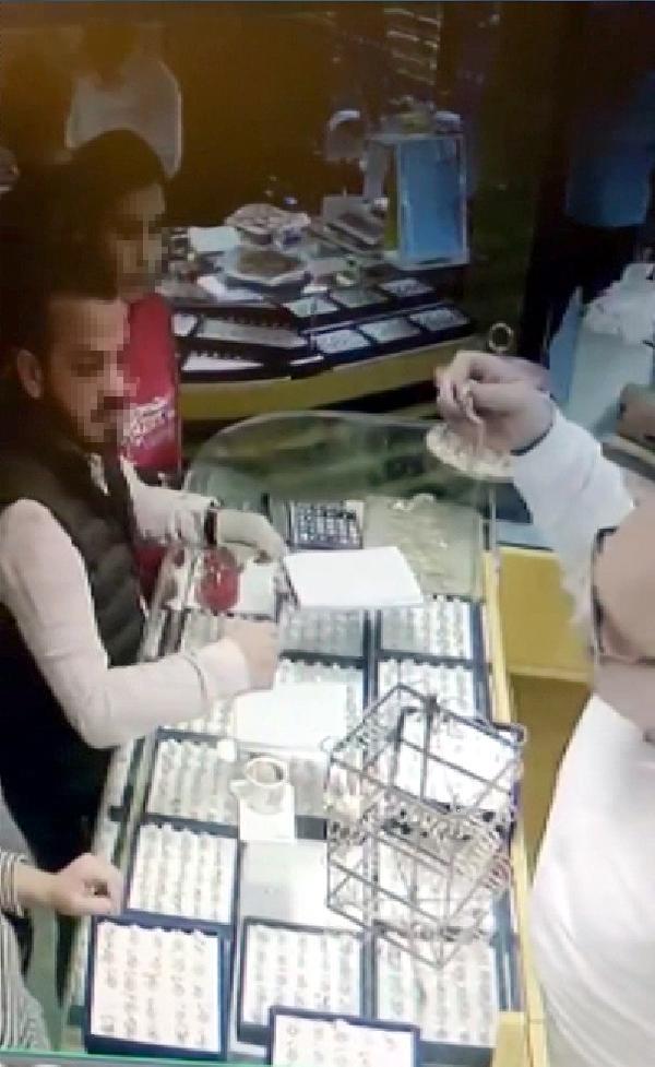 Sevgilisinin arkadaşının boğazına bıçak dayadı, emniyette kurgu olduğunu savundu (3) Sevgilisinin arkadaşının boğazına bıçak dayadı, emniyette kurgu olduğunu savundu (3)