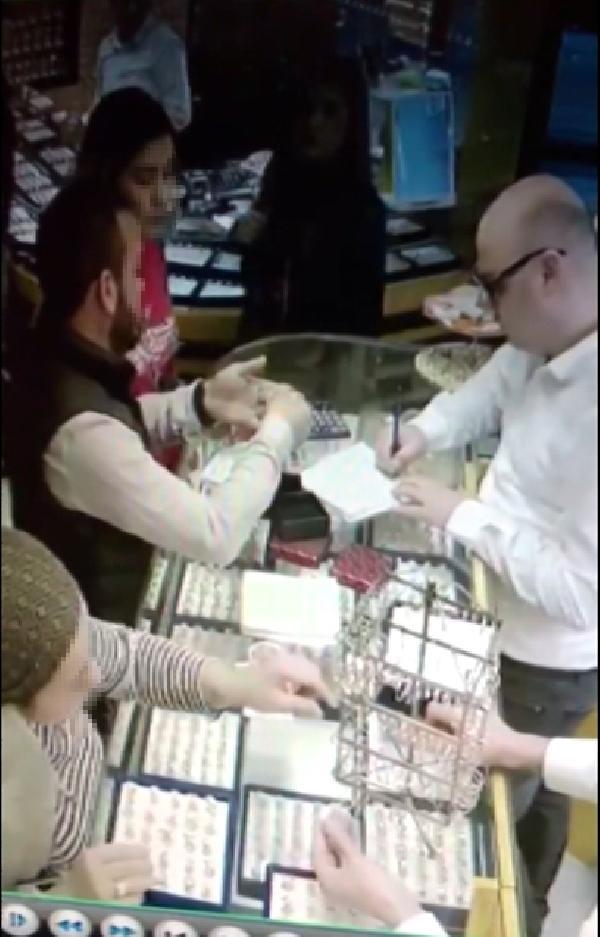 Sevgilisinin arkadaşının boğazına bıçak dayadı, emniyette kurgu olduğunu savundu (3) Sevgilisinin arkadaşının boğazına bıçak dayadı, emniyette kurgu olduğunu savundu (3)