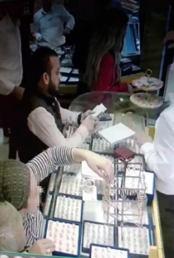 Sevgilisinin arkadaşının boğazına bıçak dayadı, emniyette kurgu olduğunu savundu (3) Sevgilisinin arkadaşının boğazına bıçak dayadı, emniyette kurgu olduğunu savundu (3)
